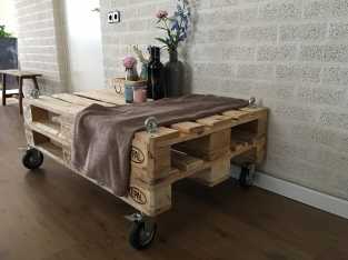 Schönes Basismodell Palettenholz-Industrietisch auf 4 Rollen mit Bremse